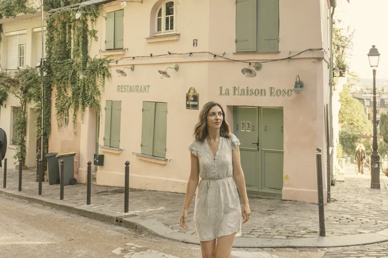 Mel Rolan diante da Maison Rose, em Montmartre