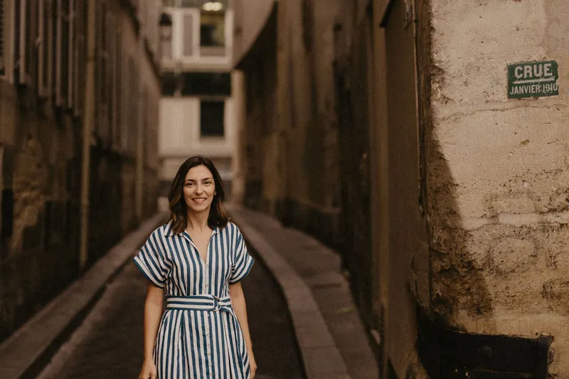 Mel Rolan na Rue des Ursins, na Île de la Cité, com a placa da cheia de 1910